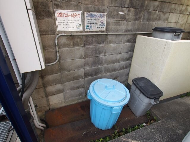 物件内観写真4　(敷地内ゴミ置場)