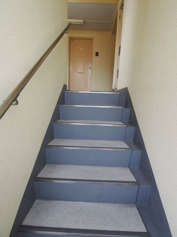 物件内観写真6　(階段)
