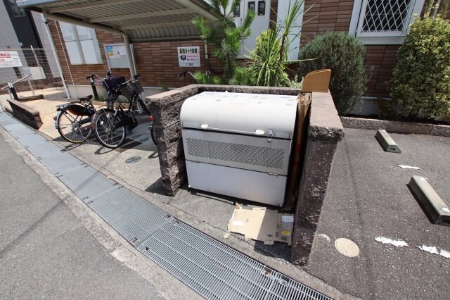 物件内観写真4　(敷地内ゴミ捨場)