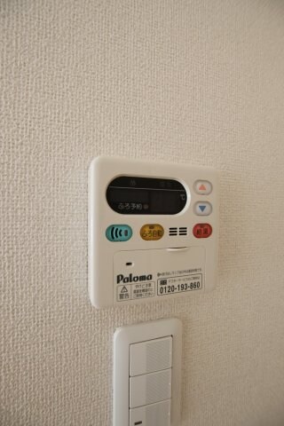 物件内観写真18　(給湯器リモコン)