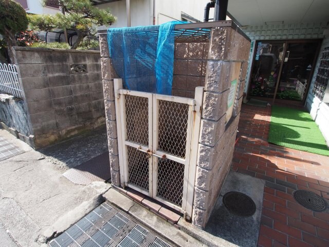 物件内観写真5　(敷地内ゴミ捨場)