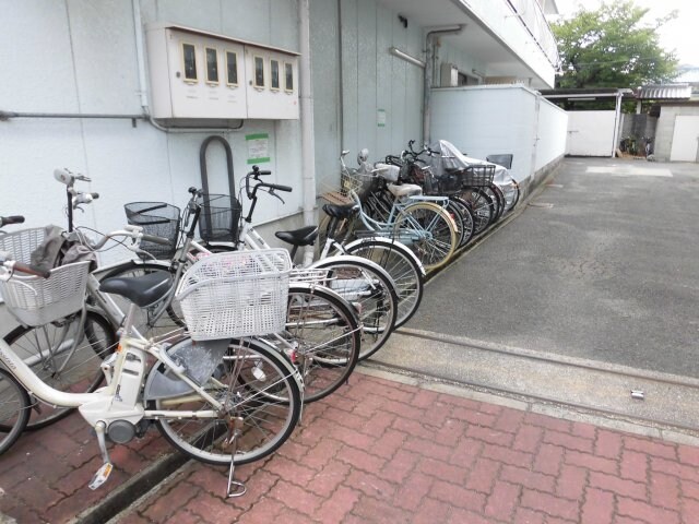 物件内観写真7　(敷地内ゴミ捨場)