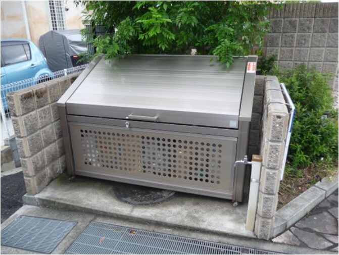 物件内観写真5　(敷地内ゴミ捨場)