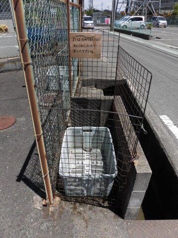 物件内観写真4　(敷地内ゴミ捨場)