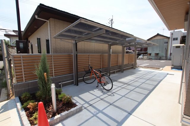 物件内観写真4　(駐輪場)