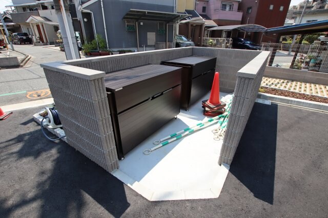 物件内観写真5　(敷地内ゴミ捨場)