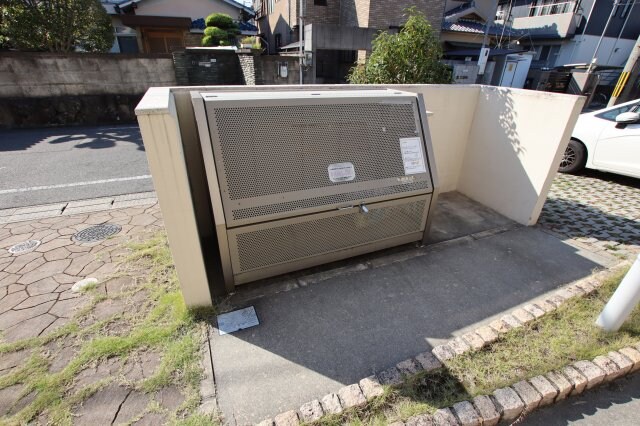 物件内観写真5　(敷地内ゴミ捨場)