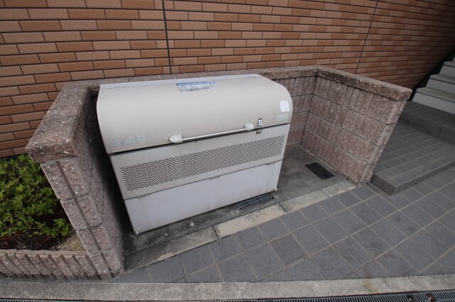 物件内観写真5　(敷地内ゴミ置き場)