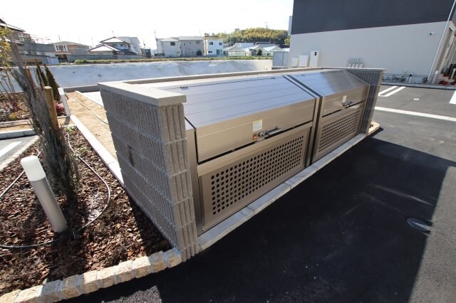 物件内観写真5　(敷地内ゴミ捨場)