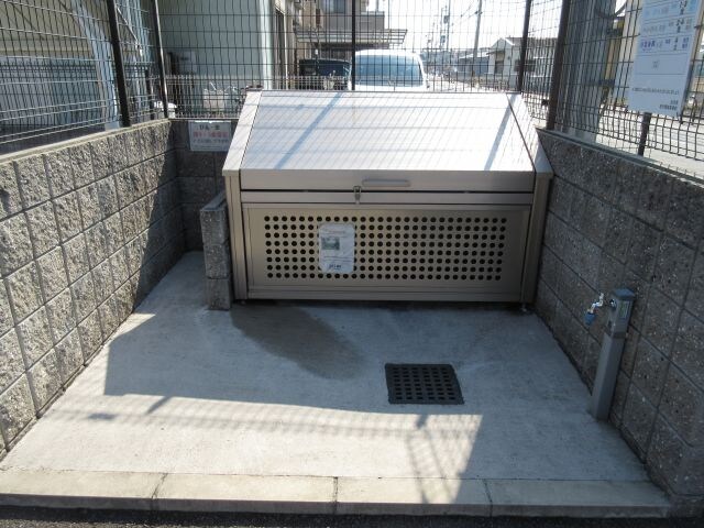 物件内観写真4　(敷地内ゴミ捨場)