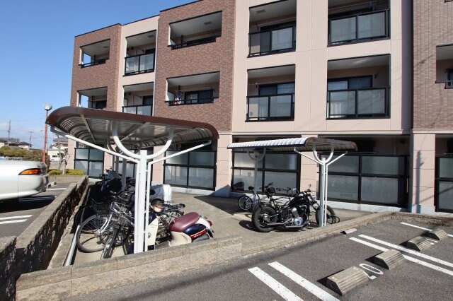 物件内観写真4　(駐輪場)
