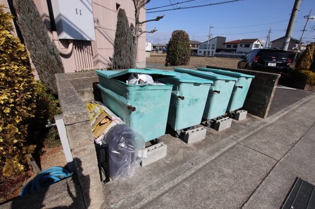 物件内観写真5　(敷地内ゴミ置き場)