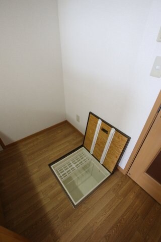 物件内観写真21　(床下収納)