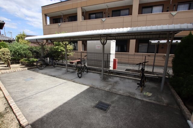 物件内観写真4　(駐輪場)