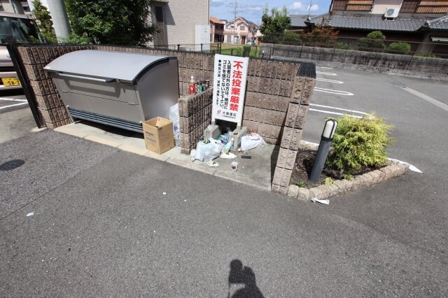 物件内観写真5　(敷地内ゴミ捨場)