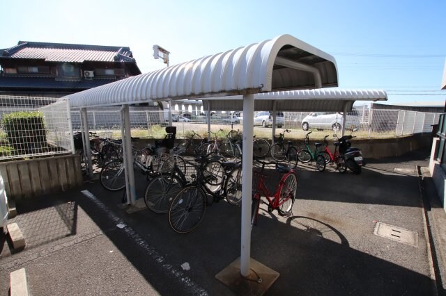 物件内観写真4　(駐輪場)