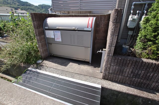 物件内観写真5　(敷地内ゴミ捨場)