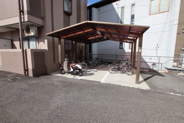 物件内観写真4　(駐輪場)