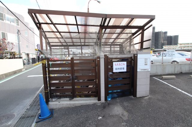 物件内観写真5　(敷地内ゴミ捨場)