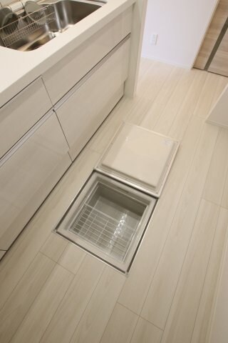 物件内観写真17　(床下収納)