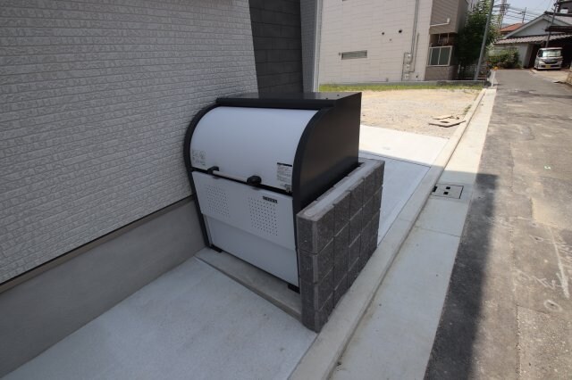 物件内観写真3　(敷地内ゴミ置き場)