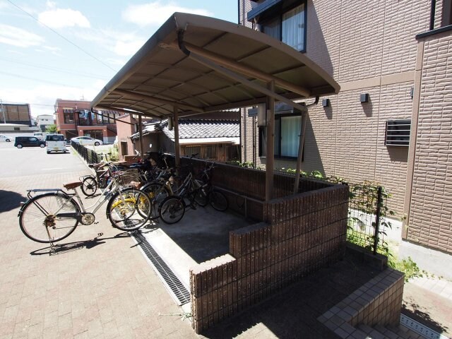 物件内観写真4　(駐輪場)