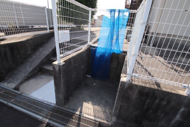 物件内観写真4　(敷地内ゴミ置き場)