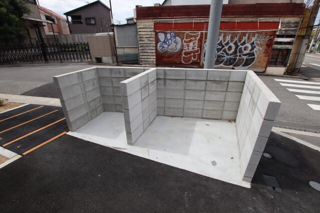 物件内観写真4　(敷地内ゴミ捨場)