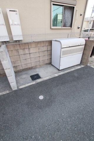 物件内観写真5　(敷地内ゴミ捨場)