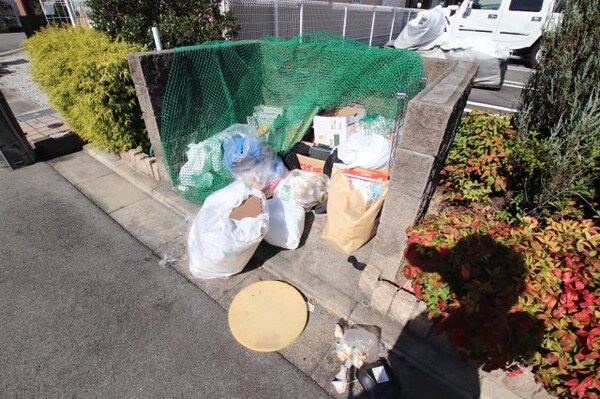 建物設備(敷地内ゴミ捨場)