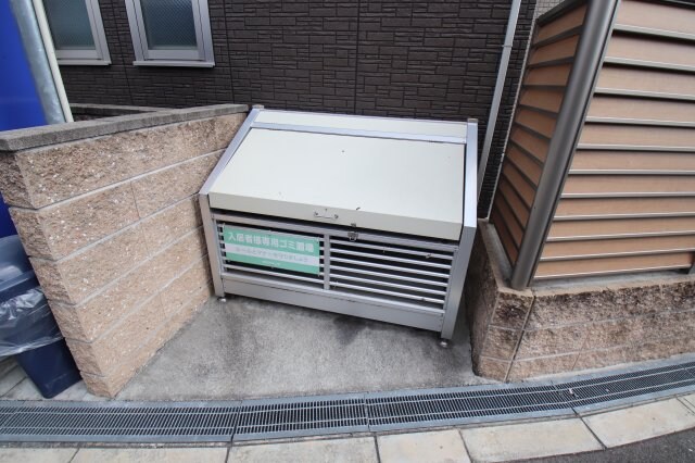 物件内観写真5　(敷地内ゴミ置き場)