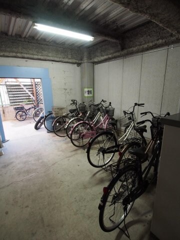 物件内観写真6　(駐輪場)