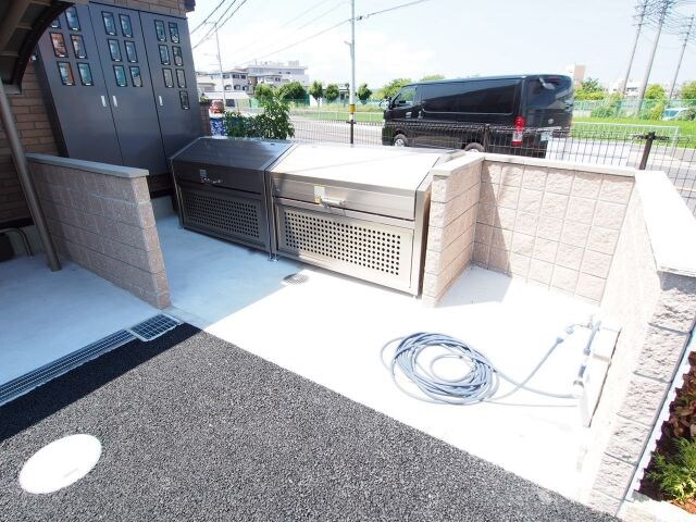 物件内観写真5　(敷地内ゴミ置き場)