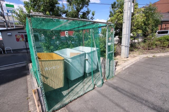 物件内観写真4　(敷地内ゴミ捨場)