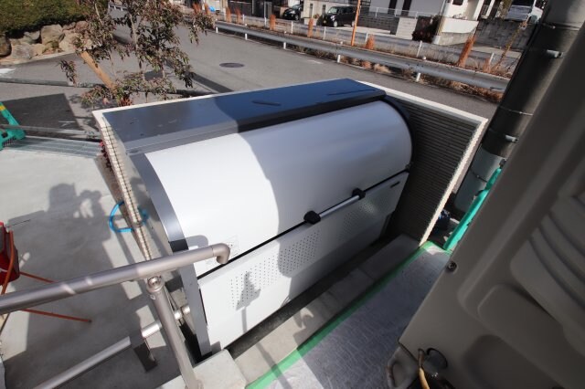 物件内観写真5　(敷地内ゴミ捨場)