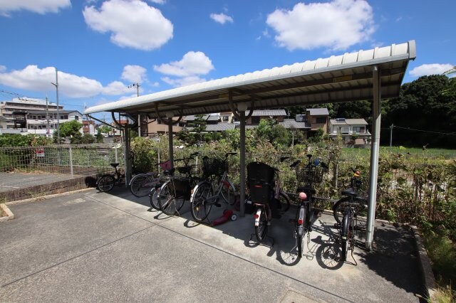 物件内観写真4　(駐輪場)