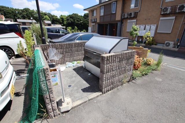 物件内観写真5　(敷地内ゴミ置き場)