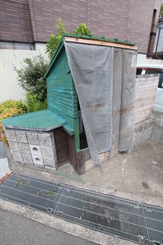 物件内観写真5　(敷地内ゴミ捨場)
