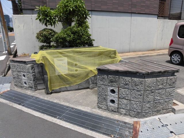 物件内観写真6　(敷地内ゴミ置場)