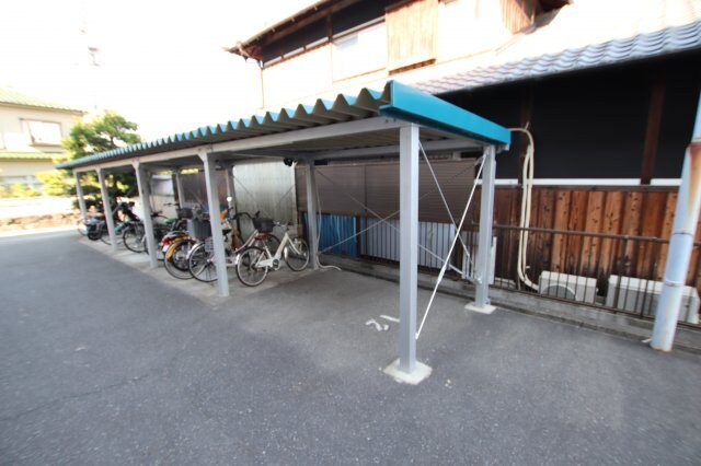 物件内観写真4　(駐輪場)