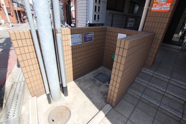 物件内観写真4　(敷地内ゴミ捨場)