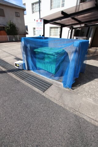 物件内観写真4　(敷地内ゴミ捨場)