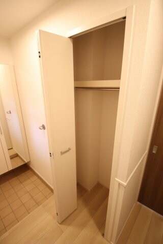 物件内観写真8　(玄関収納)