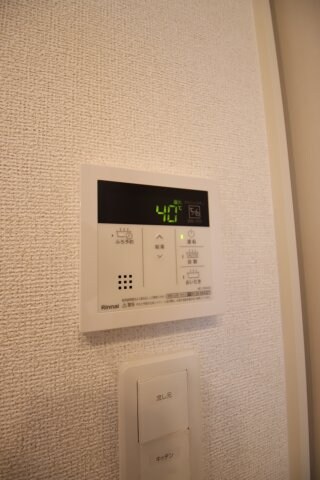 物件内観写真28　(給湯器リモコン)