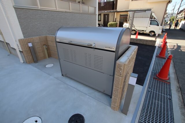 物件内観写真5　(敷地内ゴミ捨場)