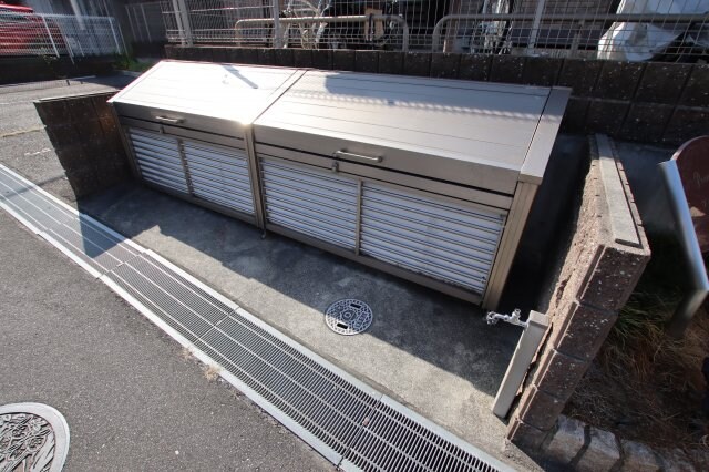 物件内観写真6　(敷地内ゴミ捨場)