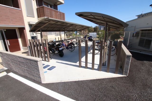 物件内観写真4　(駐輪場)