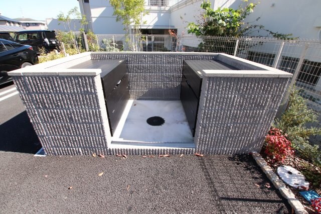 物件内観写真5　(敷地内ゴミ捨場)