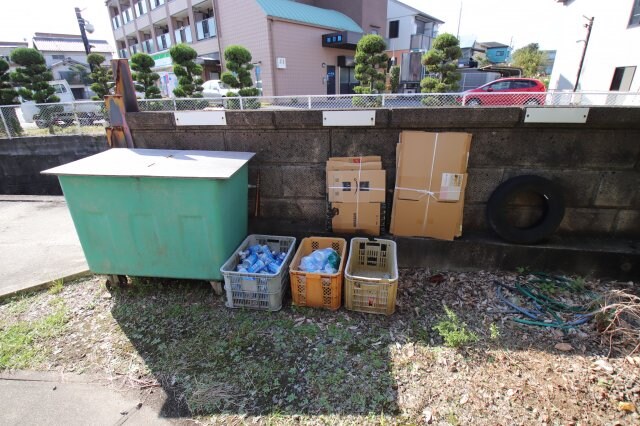 物件内観写真4　(敷地内ゴミ置き場)