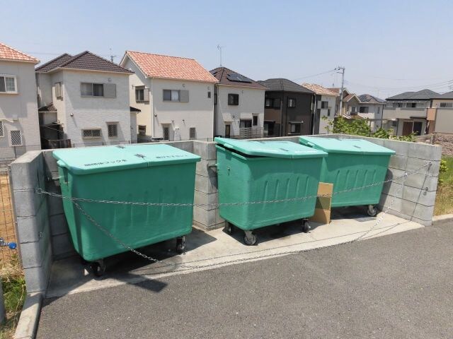 物件内観写真5　(敷地内ゴミ捨場)